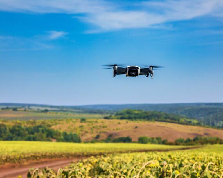 cuiddados pilotar drone em áreas rurais