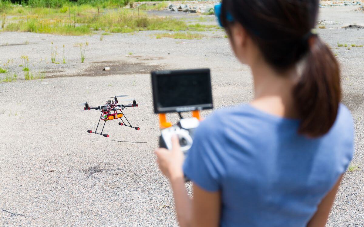 lista dos equipamentos adequados para pilotar o drone no ambiente campestre