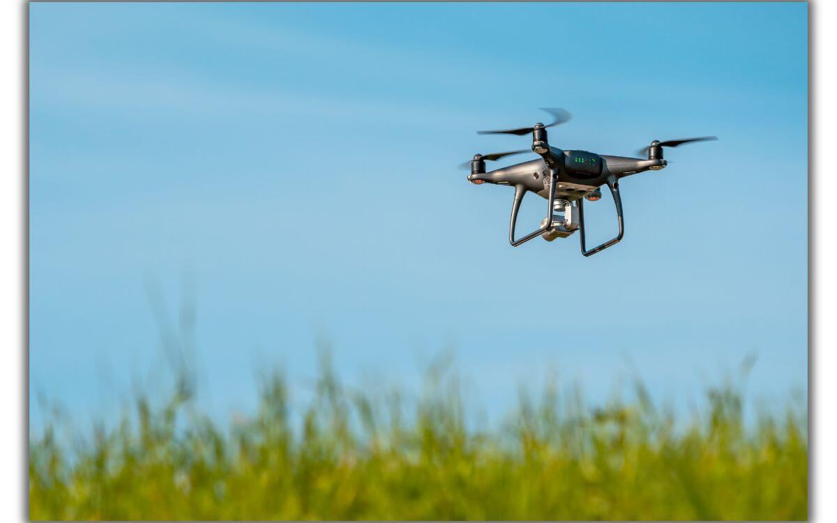 A distância de torres de celular e a presença de obstáculos podem dificultar a comunicação com o drone, especialmente em áreas remotas.